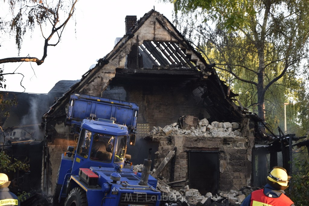 Grossfeuer Einfamilienhaus Siegburg Muehlengrabenstr P0974.JPG - Miklos Laubert